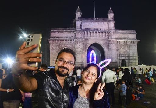 Many cities, including Mumbai, witnessed spectacular fireworks displays, adding to the excitement of the evening.